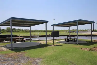 Image de Park your boat in front of the Fishermen's Cottage! Screened in patio.