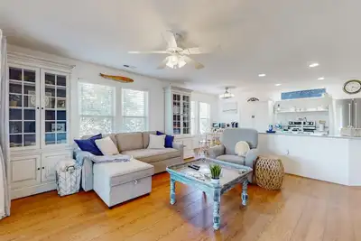Image de Dog-friendly condo w/ pool, tennis court, & coastal charm for a relaxing getaway