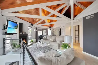 Image de Treetop, 2 pools, dock, hot tub!