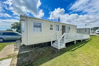 Image de Homely 6 berth caravan with decking and Wi-Fi at Seawick, Essex ref 27928sw