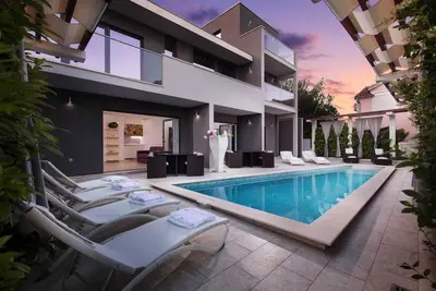 Image de Spacieuse villa de 4 chambres avec piscine pour 12 à 15 personnes
