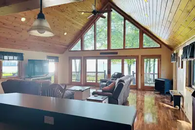 Image de Riverfront Cottage with a Majestic View- Hidden Gem
