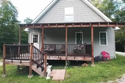 Roomy House on 2 private acres above the cliffs at Summersville Lake\n\n