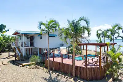 Image de Expertly Decorated Home w\/ Pool, Dock & Porch
