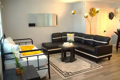 Image de New Houston Home! Sleeps 10-12, Near Downtown, 4 Car Parking