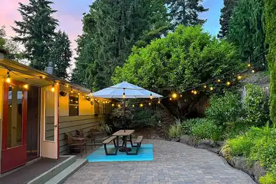 Image de Mid-century home in Seattle's family-friendly neighborhood. Pet-friendly & more!