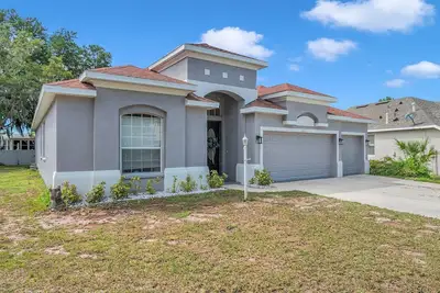 Image de Large 5 bedroom 3 full bath house close to beaches, shopping and parks.