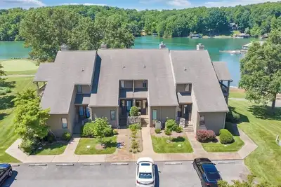 Image de Lake Peace: Lakefront townhouse
