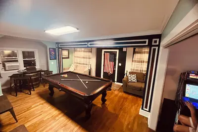 Image de 5Bedroom by Beach-Amusement park-Jacuzzi-Pool table-poker room, Arcade, 3king bed
