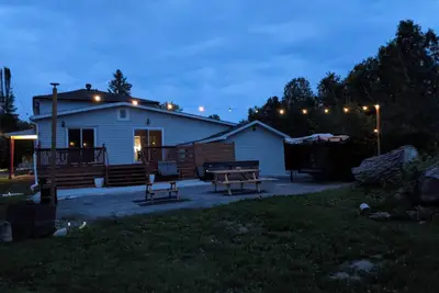 Image de 8 Beds & 4 Bath - Entire Home with Parking for 10 cars - 1 Hr Montreal & Ottawa