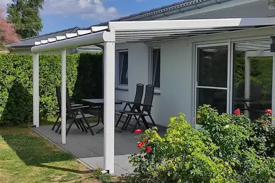 Image de Ferienhaus Fh21 - Ferienhaus fĂĽr 4 Pers. mit 2 Schlafzimmern, Ăśberdachter Terrasse, Holzofensauna