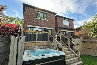 Image de Modern, Contemporary, New Build 3 Story, 3 Bedroom / 4 Bathroom Home W Hot Tub