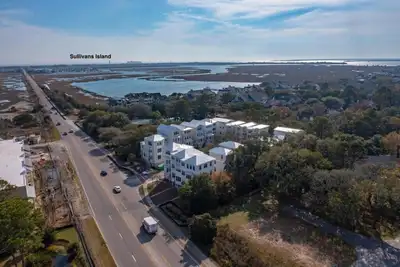 Image de Charming 3. 5 Bath Beach Abode next to Sullivans