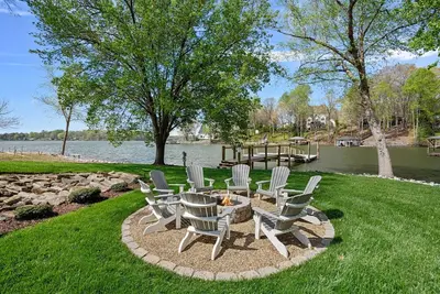 Image de Lakeside Cottages by SoCharm | Intimate Lake Getaway