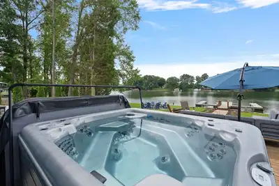 Image de Blue Heaven by SoCharm | Hot Tub with Great Views