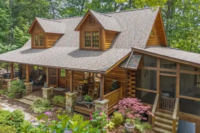 Image de Kind Oak Lake House Peaceful Lakeside Cabin with Hot Tub & Private Dock in Mill Springs