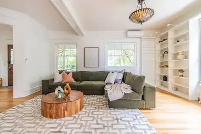 Image de Charming Urban Retreat: Elegant Home in Cap Hill
