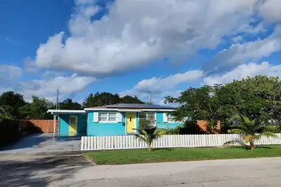 Image de Family-friendly house with pool in West Palm Beach: Luke's Surf Shack