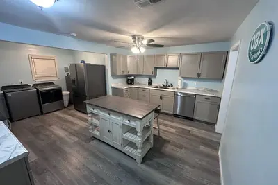 Image de Newly Remodeled Grand Coastal Ranch, in the heart of Manteo, Nc
