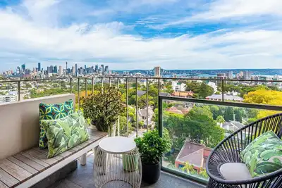 Image de Contemporary and Spacious with 360 views
