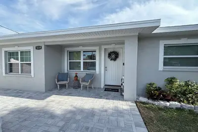 Image de Game Day & Getaway Ready. Walk to Stadium. 3br with Yard & Grill. Pet Friendly