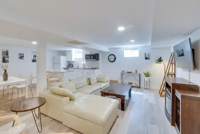 Image de Sleek & Central Centennial Apartment w/ Fireplace!