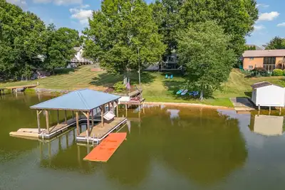 Image de Lakefront, Paddleboards, Kayaks, & Pickleball!