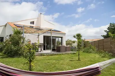 Image de Maison avec jardin dans un quartier calme, à proximité de la plage.