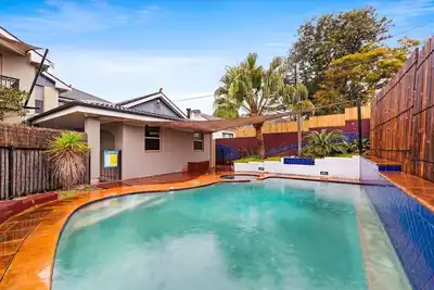 Image de Modern 3-Bed with Pool & Water Views by Beach