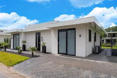 Image de Villa avec terrasse couverte et jetée sur l'eau
