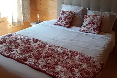 Image de Chalet/gîte indépendant, 1 chambre, piscine, près de Lascaux Iv