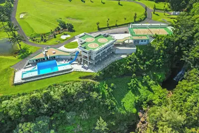 Image de Waterfalling Estate is an oceanfront compound on the Big Island unlike any other.