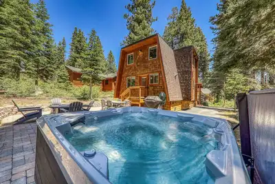 Image de 10th Mountain By Tahoe Getaways - 4br Tahoe Donner w/ Hot Tub & Hoa amenities!