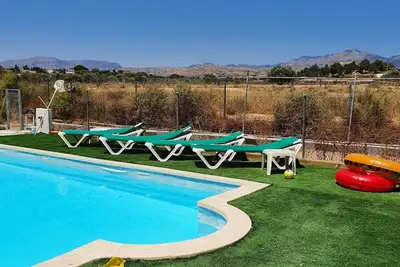 Image de Fenollar horses&dogs country garden cottage.