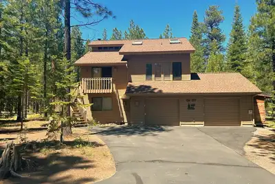 Image de Gorgeous Cabin, Hot tub & horseshoes!