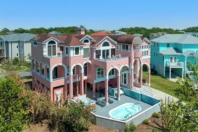 Tickled Pink: Pool | Hot Tub | Elevator | Dogs Ok