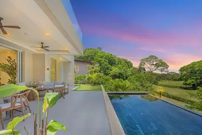 Image de Modern Luxury 4 Bedroom Fairway Dream Home.