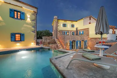 Villa Melary with the Pool, Jacuzzi & Ps5 surrounded with nature.