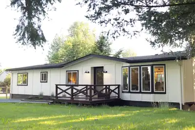 Image de Coach house on flower farm. Near to wineries/ Vcr Zoo/Ft Langley/ Thunderbird.