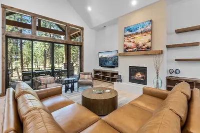 Image de Custom Lodge has Gourmet Kitchen, Three Suites, Hot Tub and Caldera Amenities!