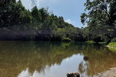 Image de Secluded Rv with private river access - 1 minute walk to the water!