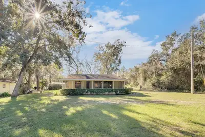 Image de Two lakefront homes on one property near Salt Springs with great porches & yard