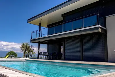 Image de Villa de luxe avec piscine dans un cadre de vacances à 10 minutes de Genève.