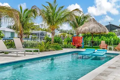 Image de Luxurious Canal Front Home Near Beach Ideal Location and Amenities