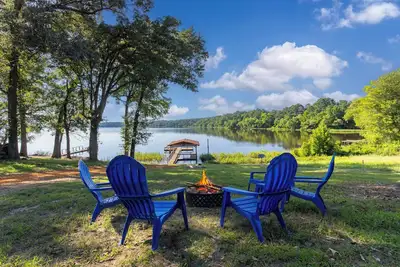 Image de Lake Front Home Boat Dock Fishing Kayak Firepit