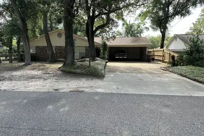 Image de Pet friendly home just 2 minute drive to the beach!
