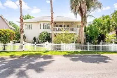 Image de Cozy Beach retreat on St Simons Island! Only 5 min to beach & village.