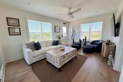 Image de The Beachbox! New construction, sleeps 7 and steps to the beach.