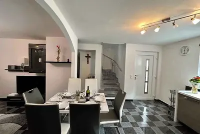 Image de Villa avec piscine et barbecue