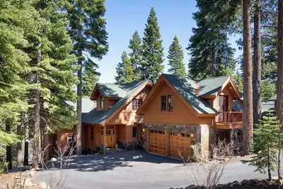 Image de Hot tub! Ski In/Out! Pool Table/PingPong Fireplaces! Mere feet from the Village!